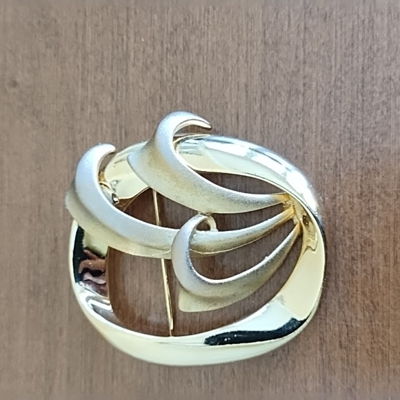 None Jewelry - Vintage Brooch Leaves Waves Gold Tone Chunky Valentine's Mother's Day Gift